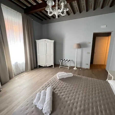 Alojamento de Acomodação e Pequeno-almoço La Perla Del Borgo 4*