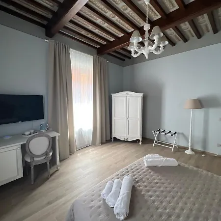 Alojamento de Acomodação e Pequeno-almoço La Perla Del Borgo 4*